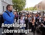 Martin Balluch bei einer kurzen Rede vor dem Gerichtsgebäude in Wiener Neustadt