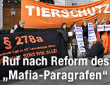 Tiersch&uuml;tzer demonstrieren vor dem Justizministerium in Wien