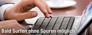 Hände und Laptop