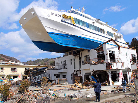 © APA/EPA/Asahi Shimbun Der Tsunami in Japan hat ein großes Boot auf ein Hausdach gespült.