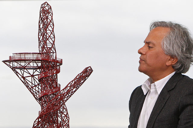 © Reuters/Stefan Wermuth Künstler Anish Kapoor präsentiert ein Modell eines Turms für London