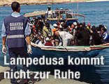 Flüchtlingsboot vor Lampedusa und Grenzpolizist