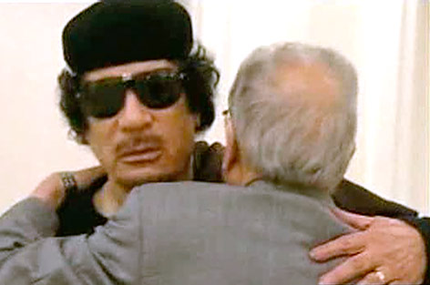 © Reuters TV Libyscher Machthaber Muammar al-Gaddafi begrüßt einen Stammesführer