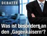 Manager mit verschränkten Armen in einem Sitzungsraum