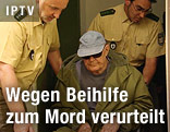 John Demjanjuk im Gerichtssaal mit Polizisten