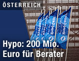 Flaggen vor der Klagenfurter Zentrale der Hypo Alpe Adria Group