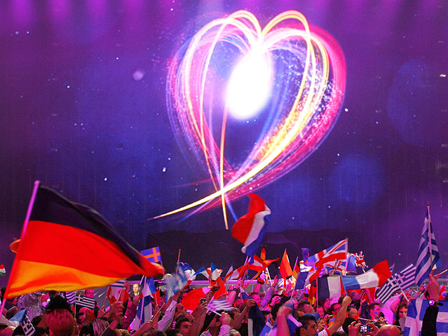 © Reuters/Wolfgang Rattay Fans mit Fahnen in der Düsseldorfer Esprit Arena