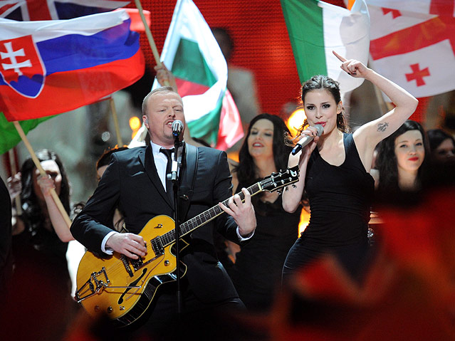 © APA/EPA/dpa/Jörg Carstensen Stefan Raab singt mit Lena Meyer-Landrut auf der Bühne.