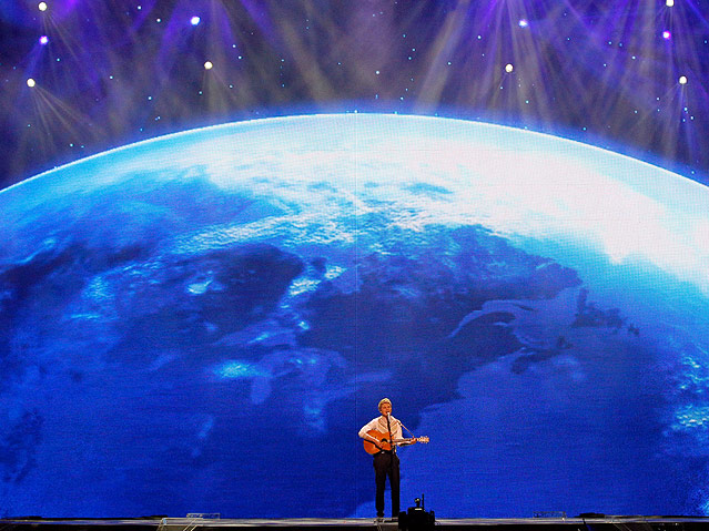 © Reuters/Wolfgang Rattay Die LED-Leinwand hinter Paradise Oskar aus Finnland zeigt eine riesige Weltkugel.