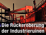 Aufgelassenes Industriegebiet in roter Beleuchtung