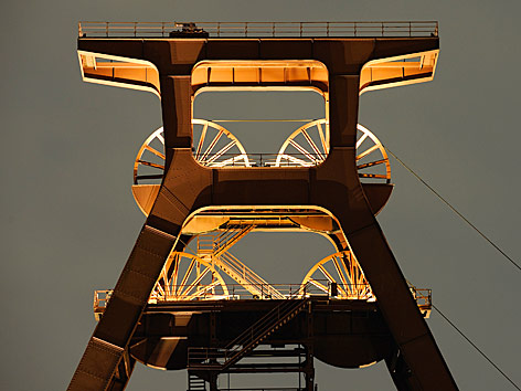 © AP/Martin Meissner Aufgelassenes Industriegebiet in Beleuchtung