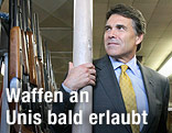 Der texanische Gouverneur Rick Perry in einem Waffengesch&auml;ft