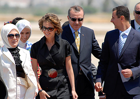 © Reuters Der türkische Premierminister Erdogan begleitet den syrischen Präsident al-Assad, während ihre Gattinen vor ihnen gehen.