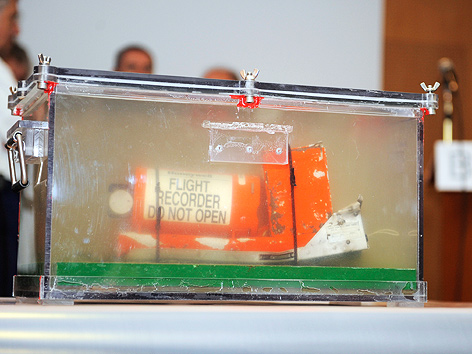 © APA/EPA/Emma Foster Die am Meeresgrund gefundene Blackbox in einem mit Wasser gefüllten Plexiglasbehälter