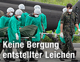 Sanitäter und Soldaten mit Gesichtsmasken transportieren einen abgedeckten Leichnam