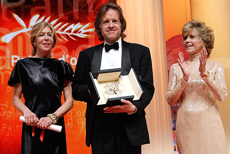 © Reuters/Yves Herman Produzent von "The Tree of Life" Bill Pohlad mit Schauspielerin Jane Fonda und Produzentin Dede Gardner
