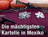 Drogen und Waffen auf einem Tisch
