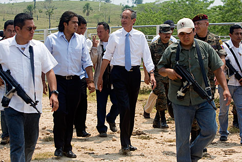 Der Präsident von Guatemala, Alvoar Colom, mit Sicherheitskräften auf der Ranch, auf der das Massaker stattfand