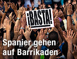Demonstranten halten Schild auf dem "Basta" steht hoch