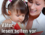 Mutter und Kind lesen