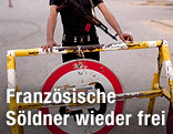 Rebell vor Check Point nahe Bengasi