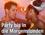 Zwei Frauen tanzen miteinander