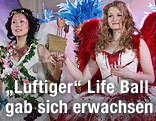 Als Engel verkleidete Frauen