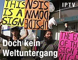 Demonstranten spotten über Weltuntergangs-Gläubige