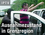 Polizei durchsucht einen Verdächtigen