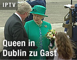 Queen mit einem Strauß Blumen