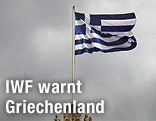 Griechische Fahne vor wolkigem Himmel