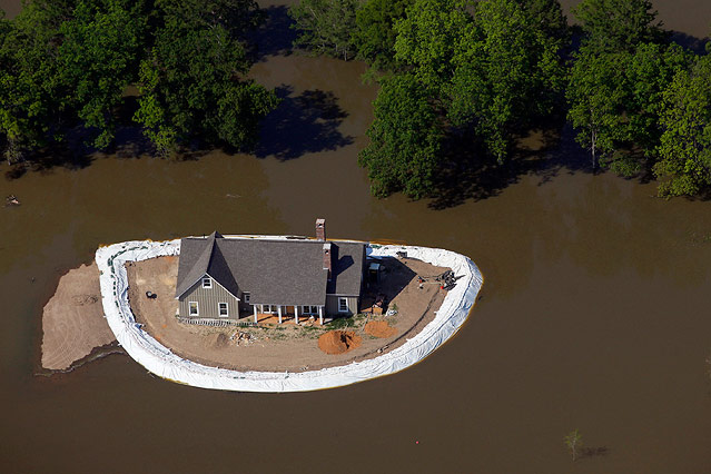 © Reuters/Eric Thayer Haus von Hochwasser umgeben