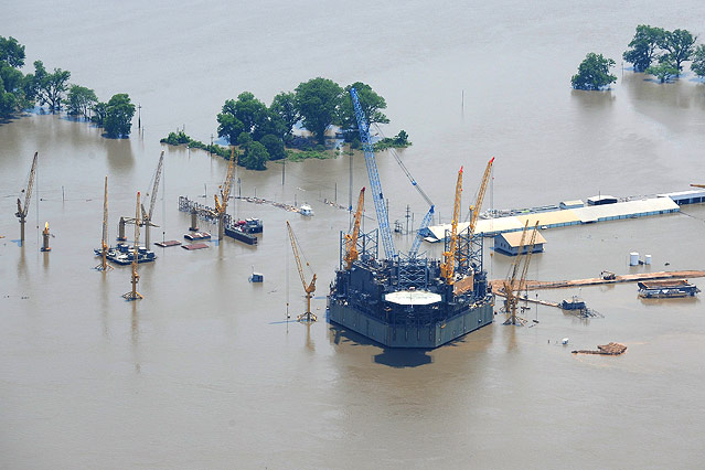 © APA/EPA/Chris Todd Kräne im Hochwasser