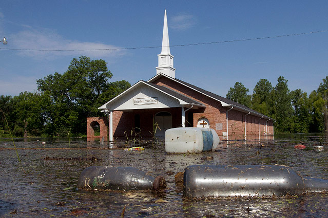 © AP/Dave Martin Kirche unter Wasser