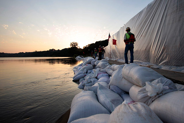 © AP/Gerald Herbert Aufgetürmte Sandsäcke vor steigendem Mississippi