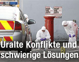 Forensiker der Polizei untesuchen einen Tatort