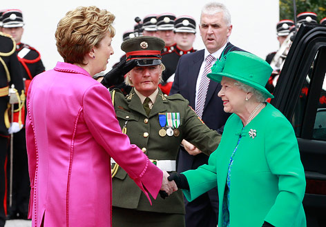 © Reuters/Stefan Wermuth Irlands Präsidentin Mary McAleese und Großbritanniens Queen Elizabeth