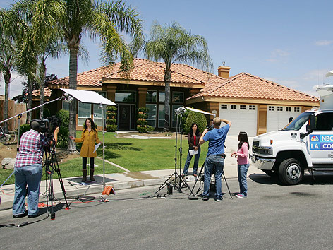 © AP/Gary Kazanjian Presse vor dem Haus der ehemaligen Hausangestellten von Arnold Schwarzenegger
