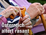 Großaufnahme von Händen alter Menschen