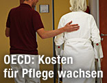 Pfleger mit Patientin