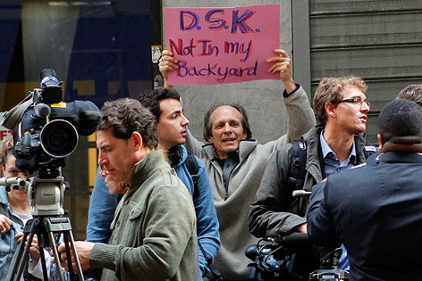 © Reuters/Mike Segar Journalisten vor Appartment mit Adresse 71 Broadway