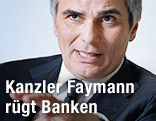 Bundeskanzler Werner Faymann gestikuliert mit ernster Miene