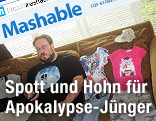 Mann auf Couch, Kleidungsstücke seiner Familie neben ihm aufgelegt