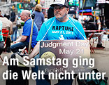 Mann warnt mit Schildern vor dem Weltuntergang