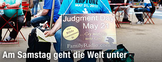 Mann warnt mit Schildern vor dem Weltuntergang