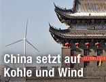 Windkraftwerk neben Tempel in China