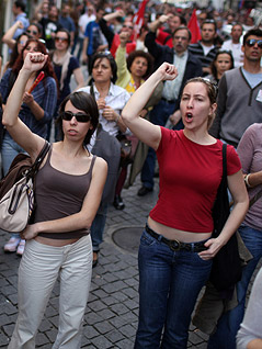 © AP/Armando Franca Portugiesen mit Protestschildern