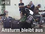 Menschen mit Gepäck an ägyptischer Grenze