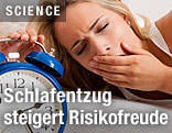 Gähnende Frau
