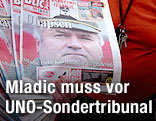 Serbische Zeitung "Blic" mit Ratko Mladic am Cover